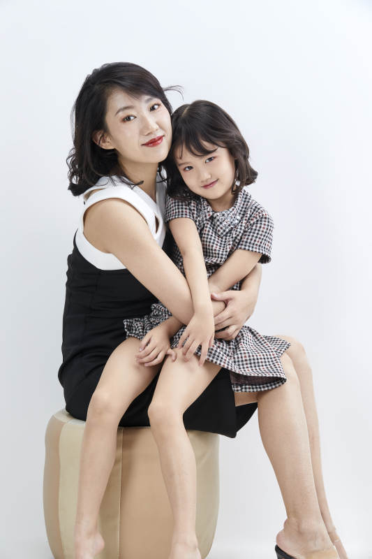 白色背景的美丽妈妈与可爱女儿亲子人像图片