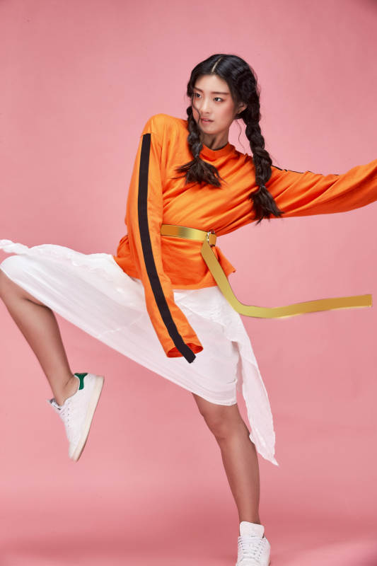 摄影棚拍摄的时尚亚洲女性模特图片