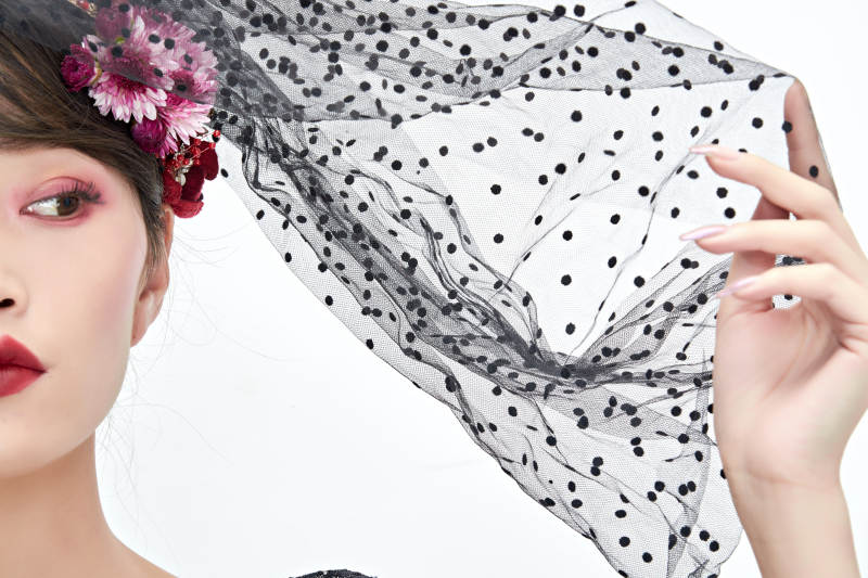 白色背景下的新娘彩妆美女人像图片