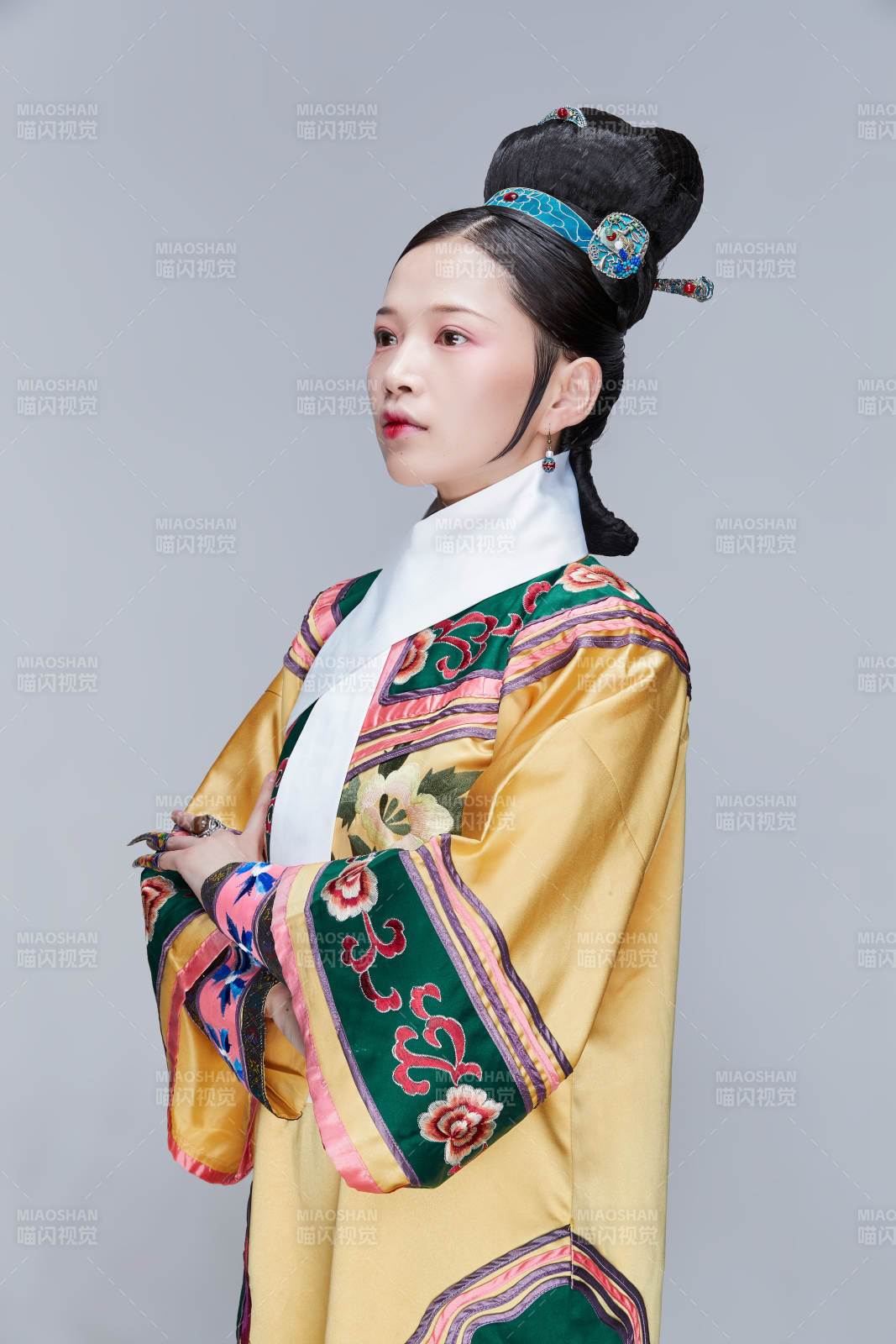 白色背景下的清代女性古装造型清朝古装图片