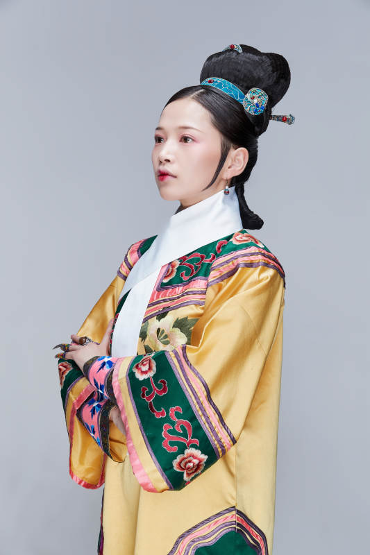 白色背景下的清代女性古装造型清朝古装图片