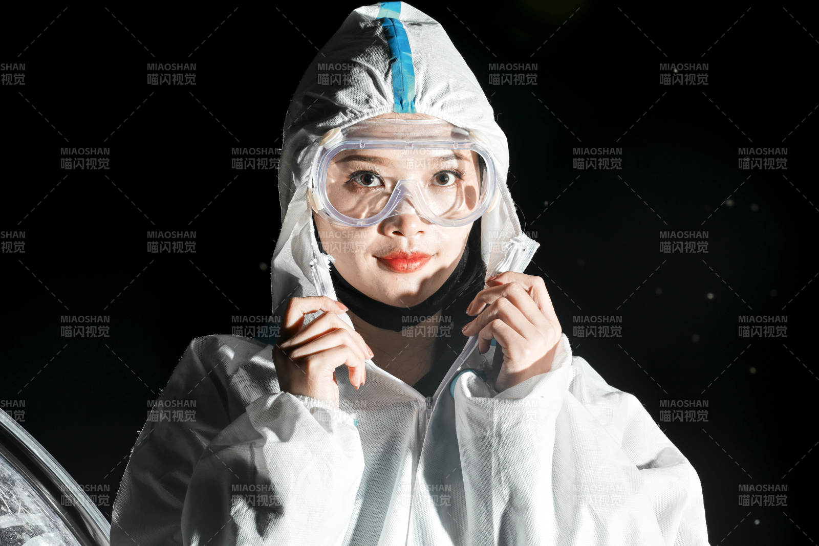 穿白色防护服佩戴护目镜口罩的女性防护人员图片