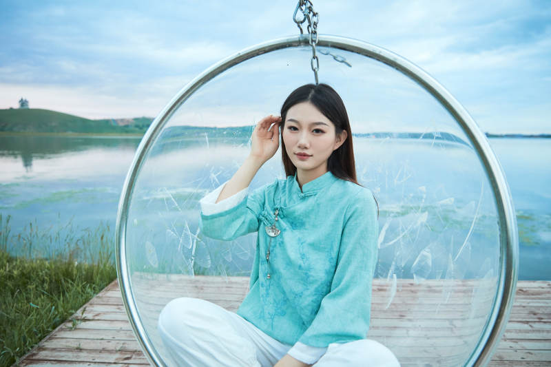 草原湖畔打卡点游玩拍照的亚洲少女图片