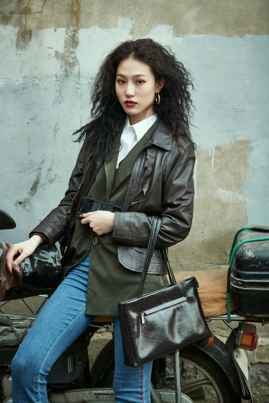 老旧城区里穿着复古港风的美丽清纯少女图片