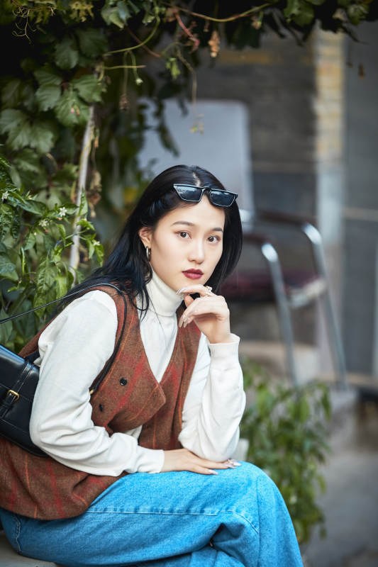 老旧城区里穿着复古港风的美丽清纯少女图片