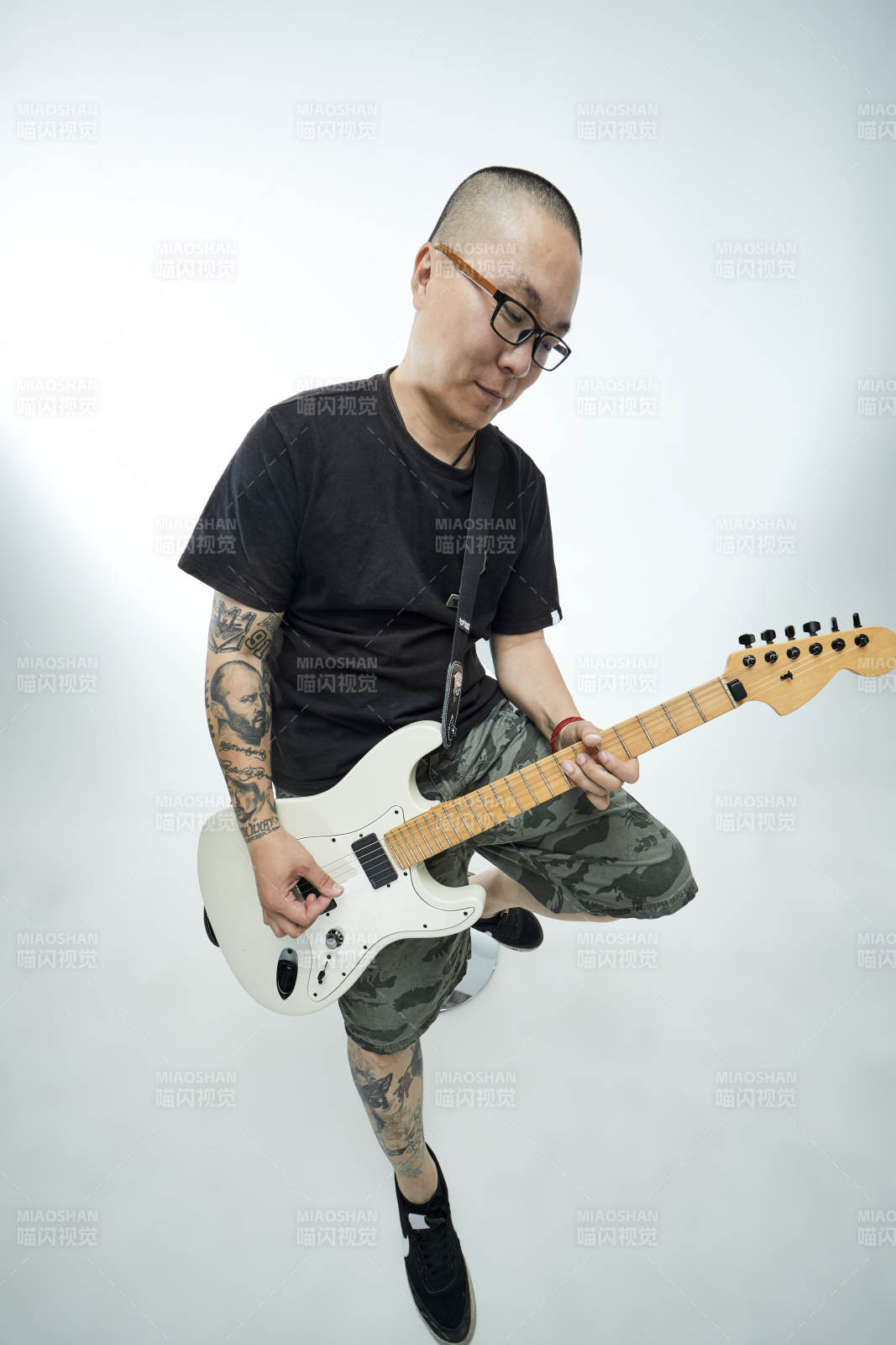 手持电吉他展示演奏的亚洲男性摇滚乐手人像图片