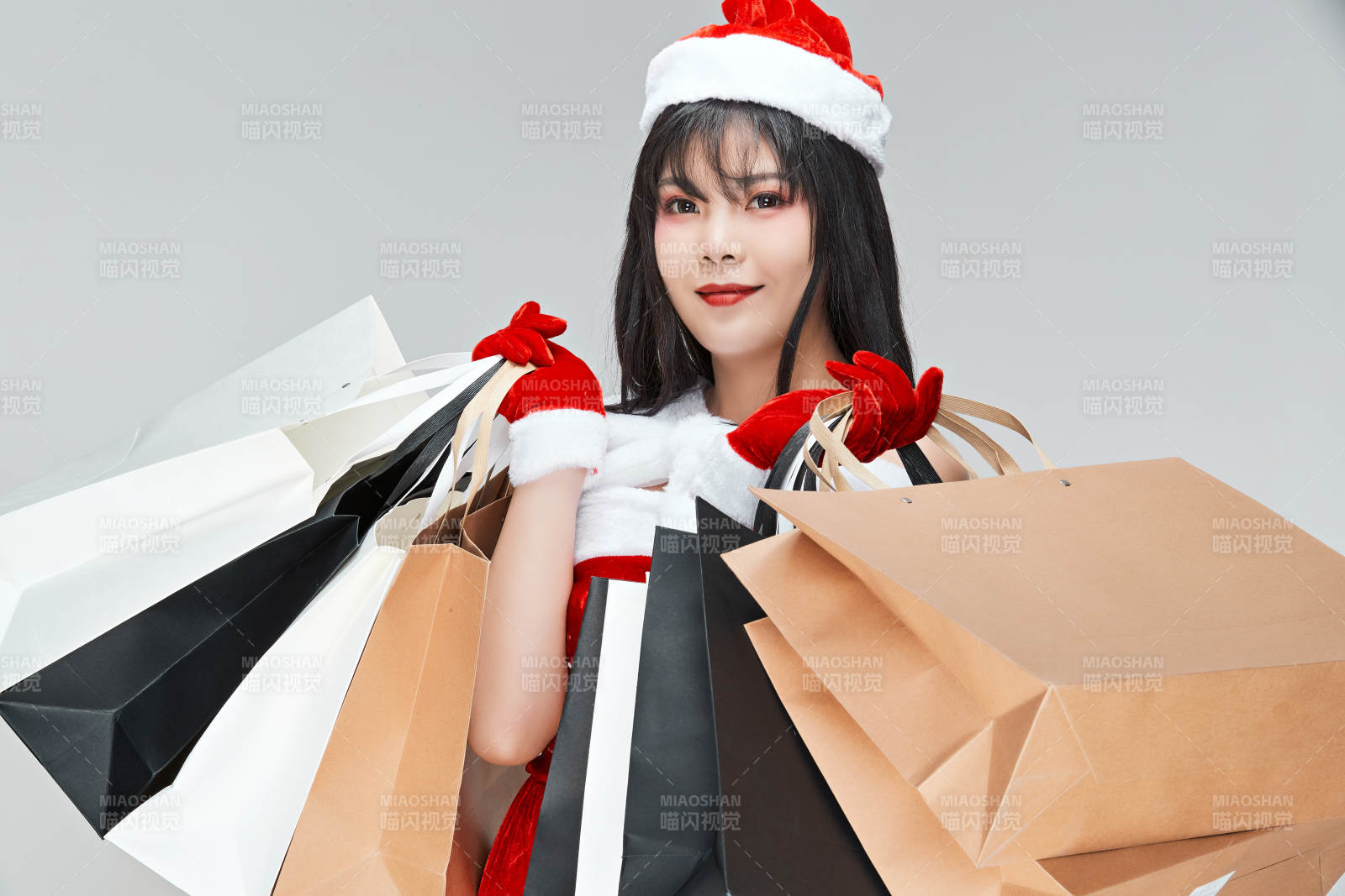 身穿圣诞服饰手提购物袋性感可爱的圣诞女郎图片