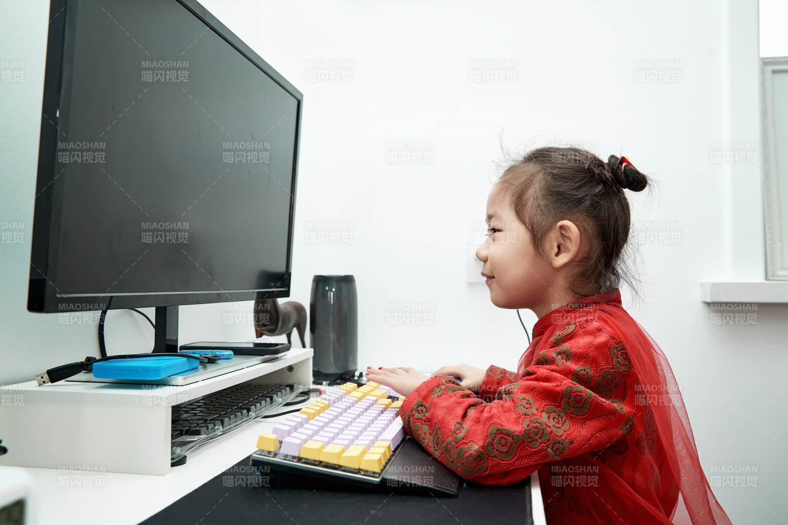 在家玩耍的亚洲小女孩图片