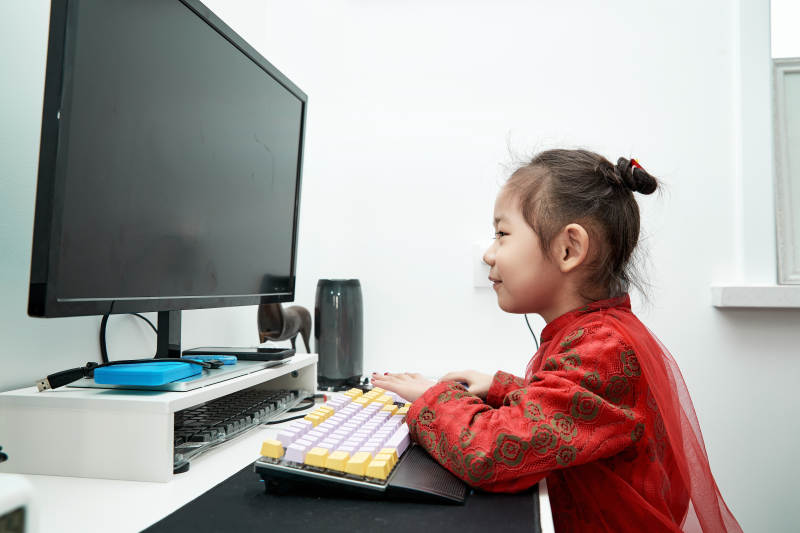 在家玩耍的亚洲小女孩图片