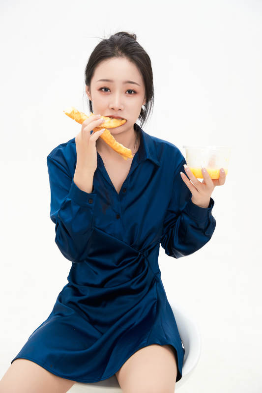 大吃特吃的亚洲可爱少女人像图片