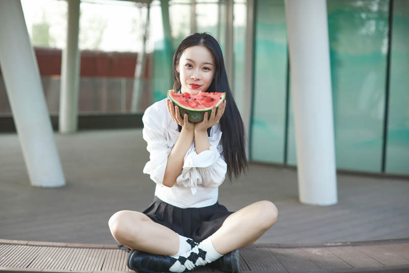 初夏户外公园吃西瓜的可爱少女图片