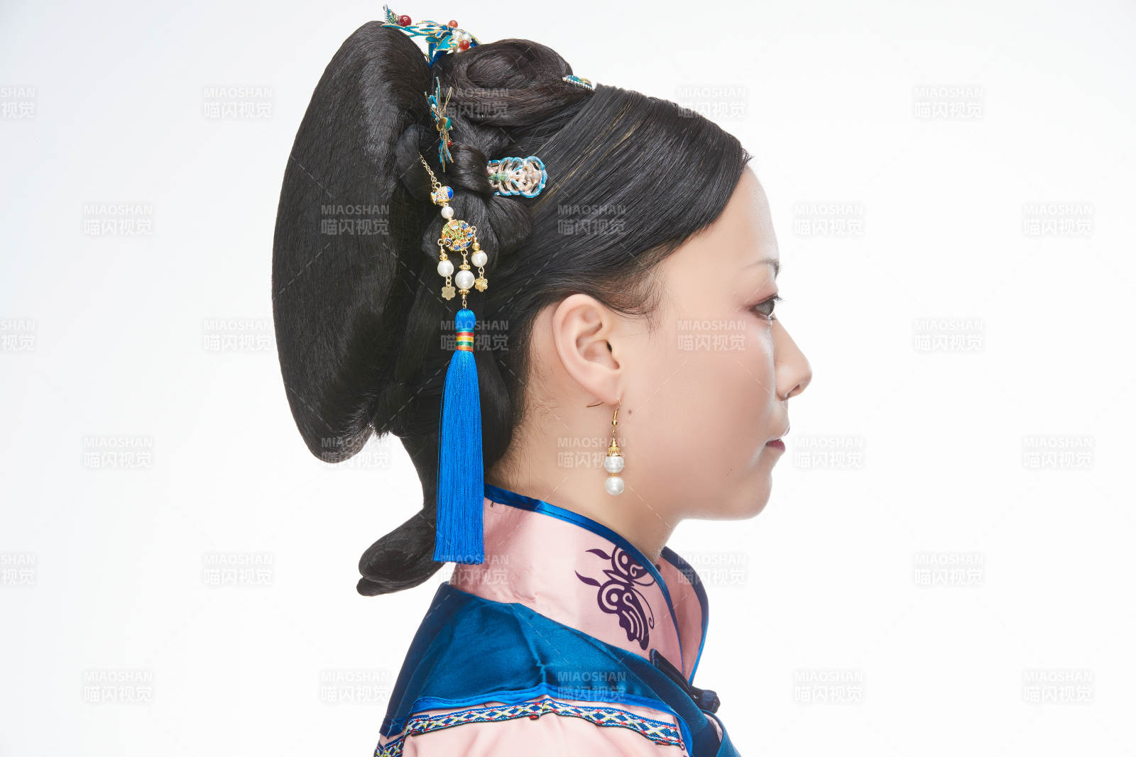 白色背景下的清代女性古装造型清朝古装图片