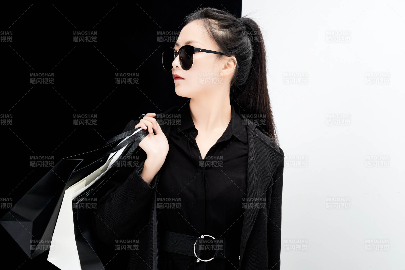 黑白色背景下的手提购物袋的时尚亚洲少女图片