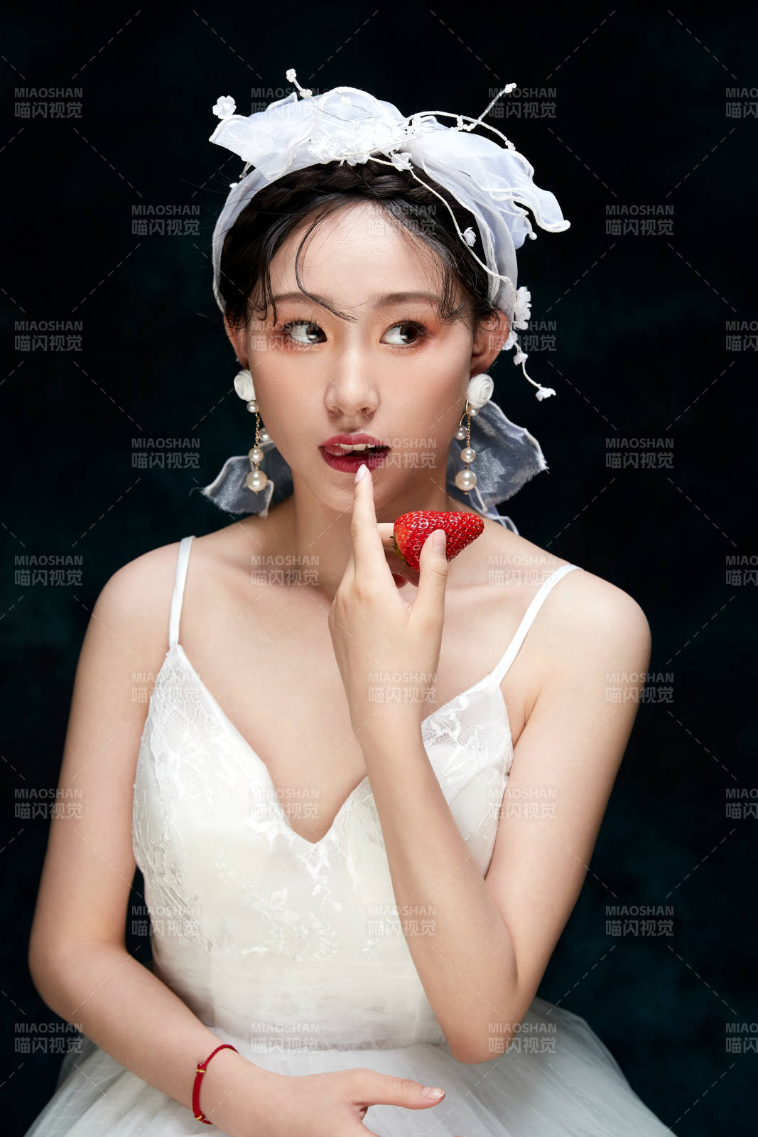 黑色背景下的女性复古婚纱妆面图片
