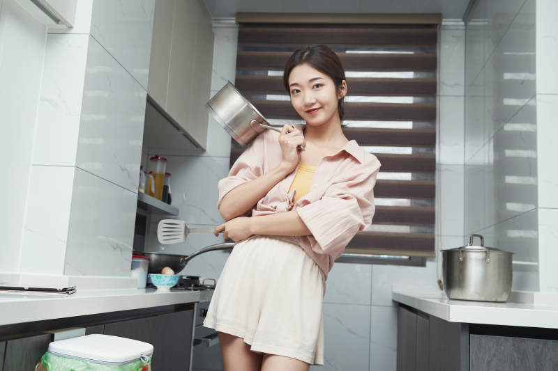 在厨房下厨的年轻亚洲女性图片