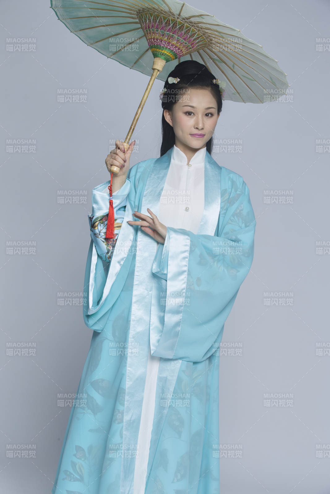 身穿古装的汉服女性人像汉服影棚拍摄图片