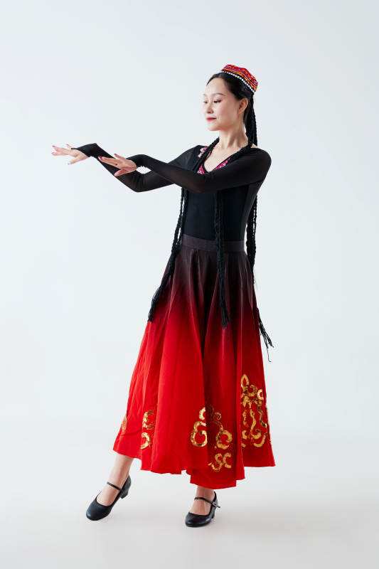 穿着新疆维吾尔族服饰跳舞的少女图片