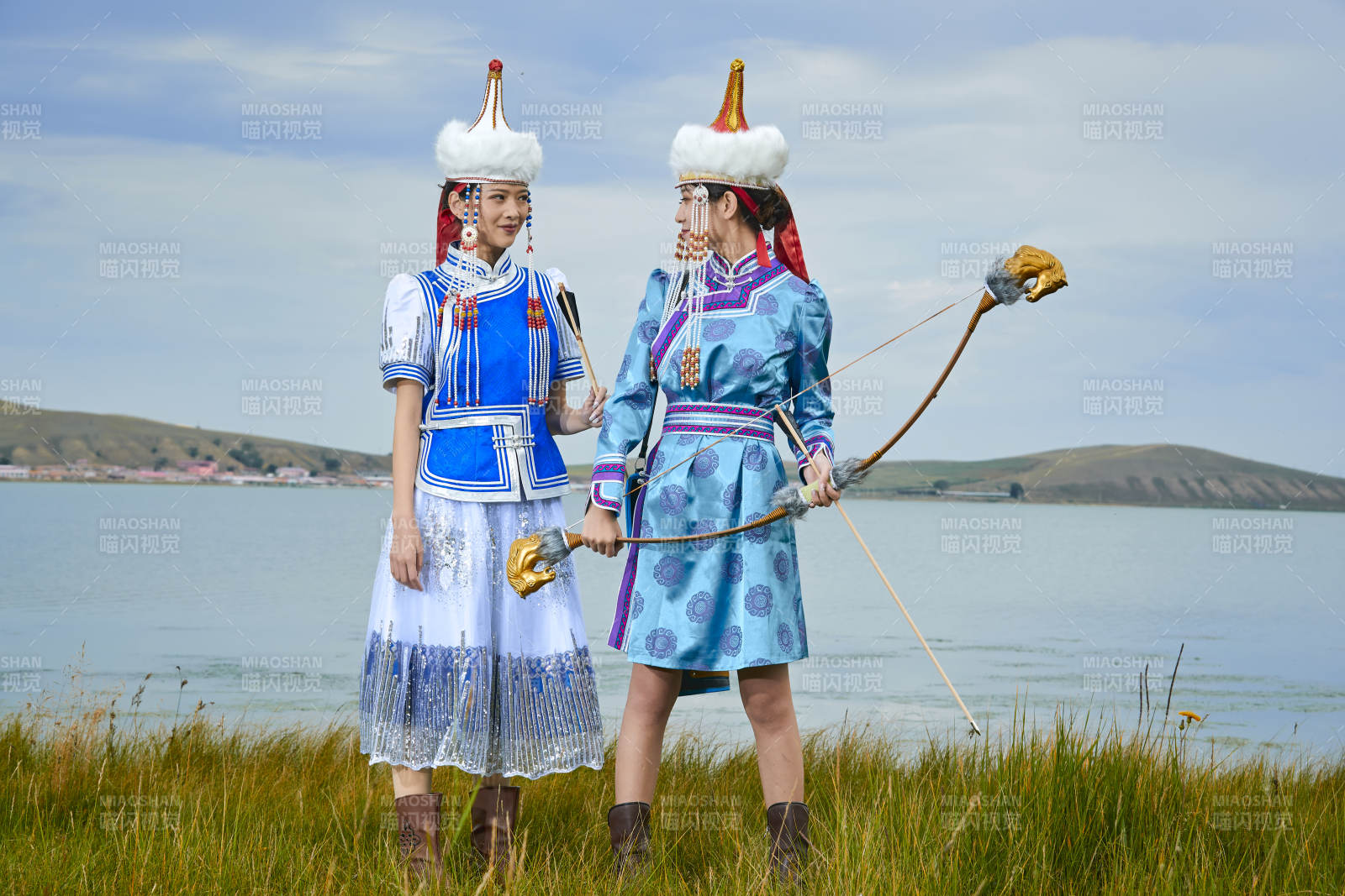 草原湖畔手持弓箭狩猎的蒙族小姐妹图片