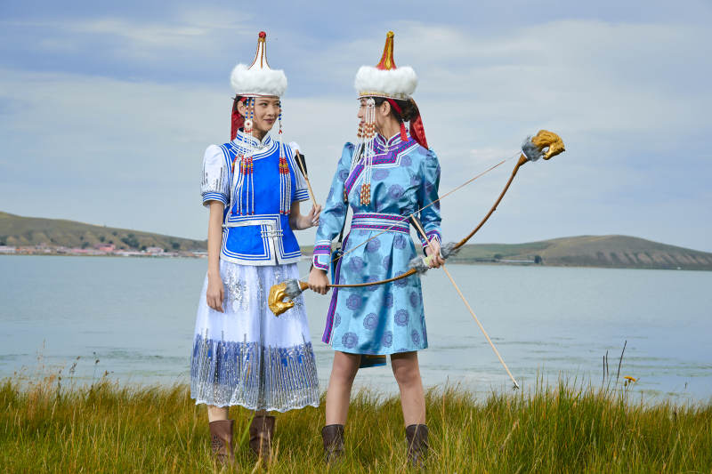 草原湖畔手持弓箭狩猎的蒙族小姐妹图片