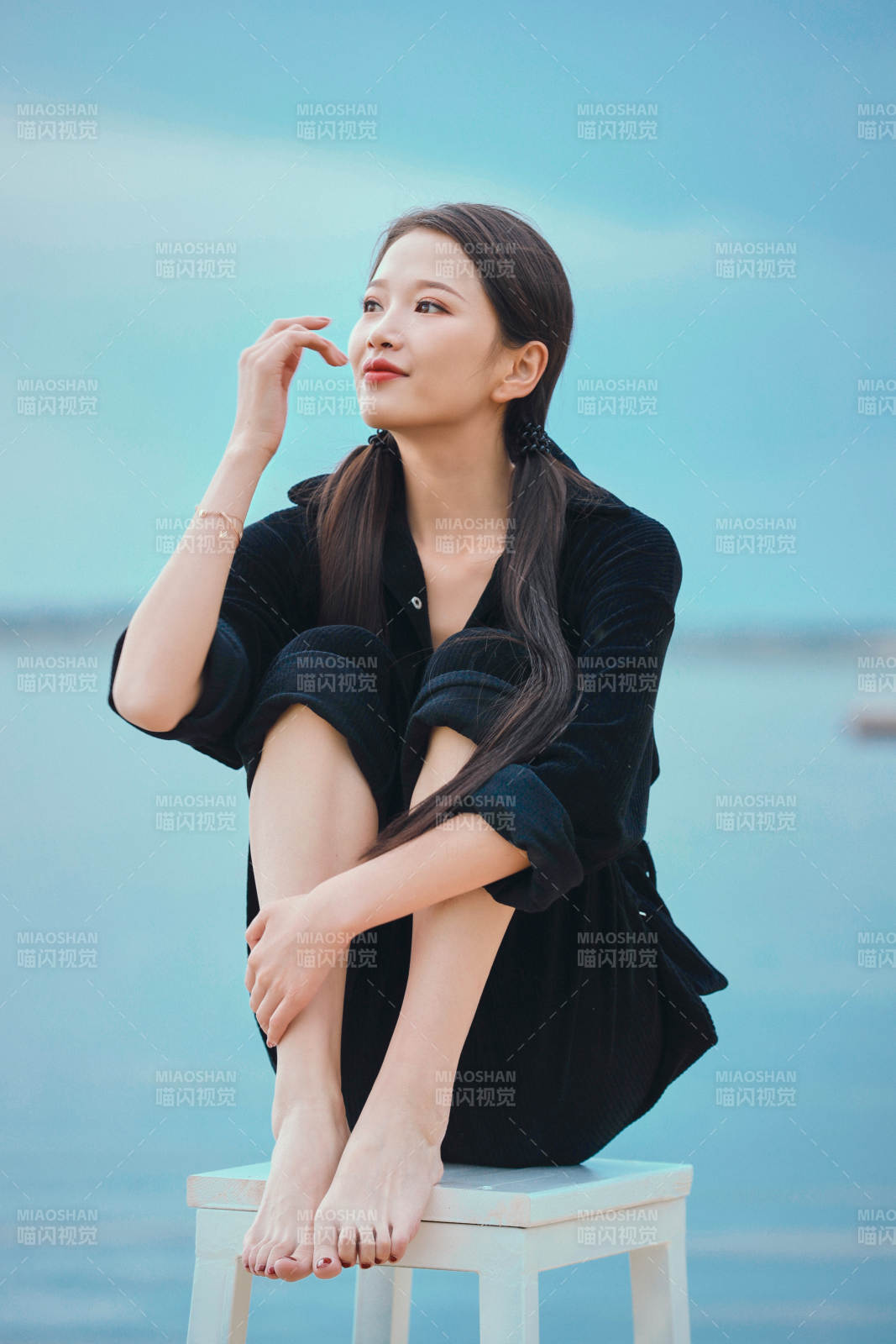 悠闲的坐在美丽湖岸码头的亚洲年轻女性人像图片