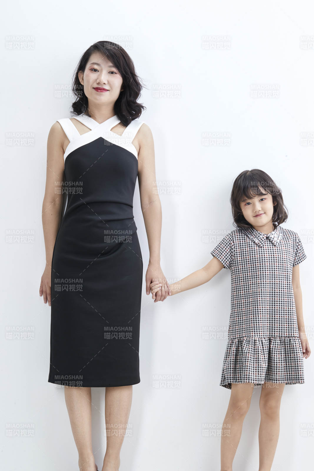 白色背景的美丽妈妈与可爱女儿亲子人像图片