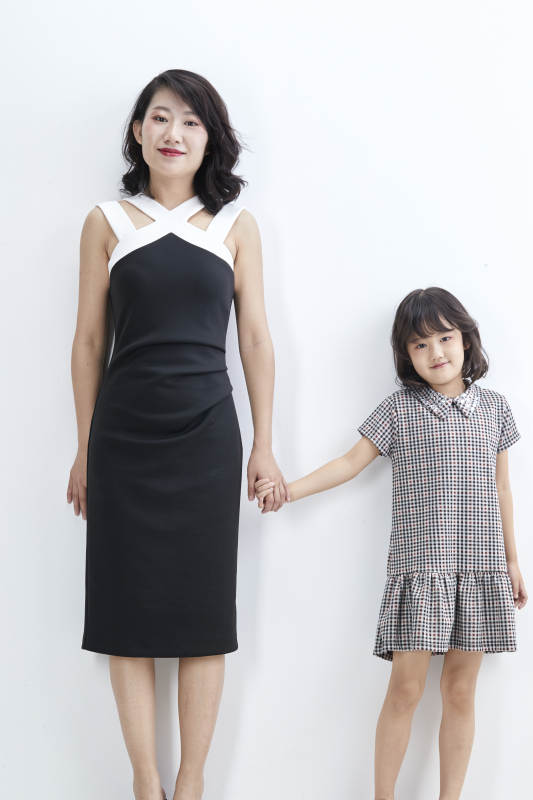 白色背景的美丽妈妈与可爱女儿亲子人像图片