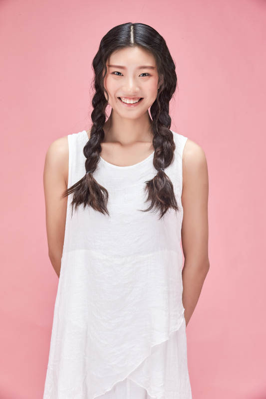 摄影棚拍摄的时尚亚洲女性模特图片