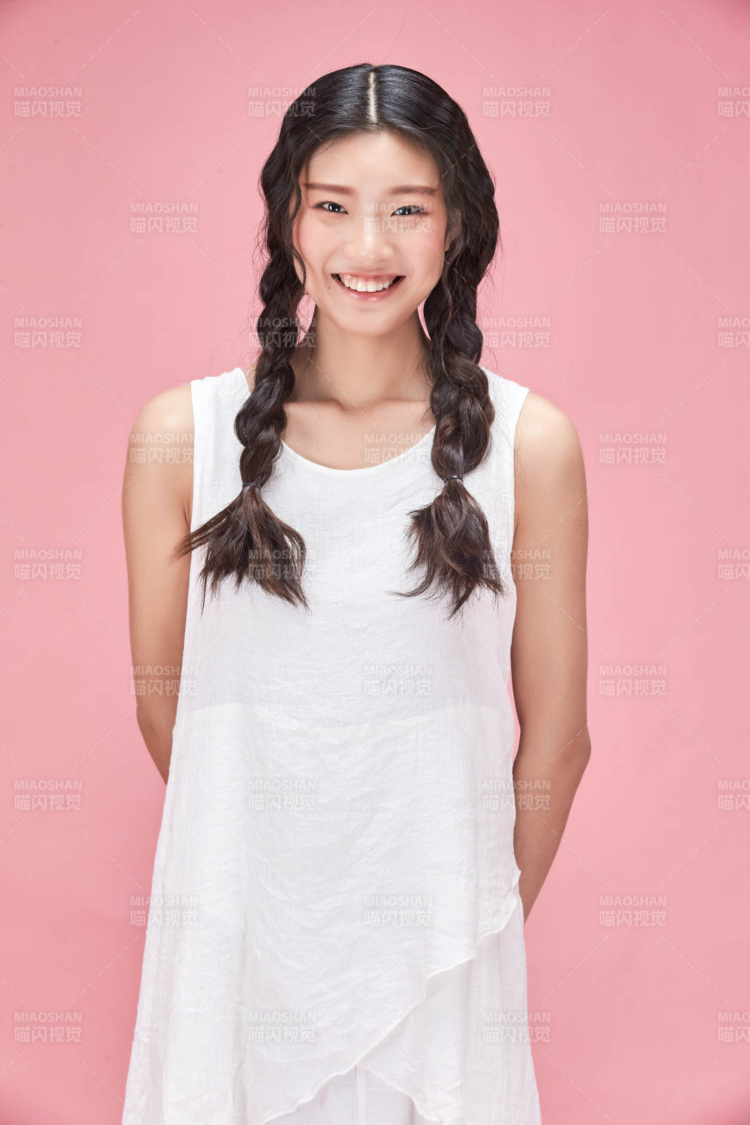 摄影棚拍摄的时尚亚洲女性模特图片