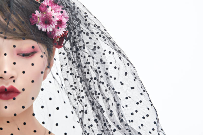 白色背景下的新娘彩妆美女人像图片