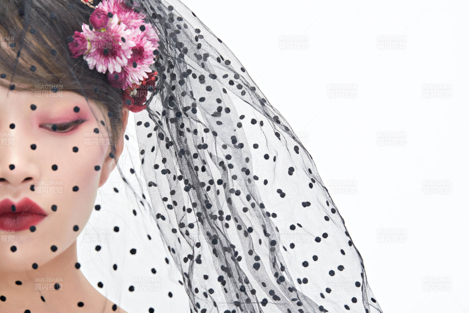 白色背景下的新娘彩妆美女人像图片