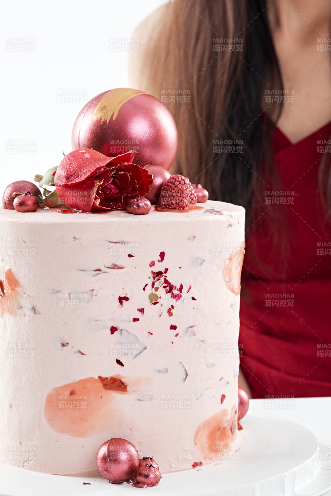 喝红酒品尝蛋糕的年轻女性图片