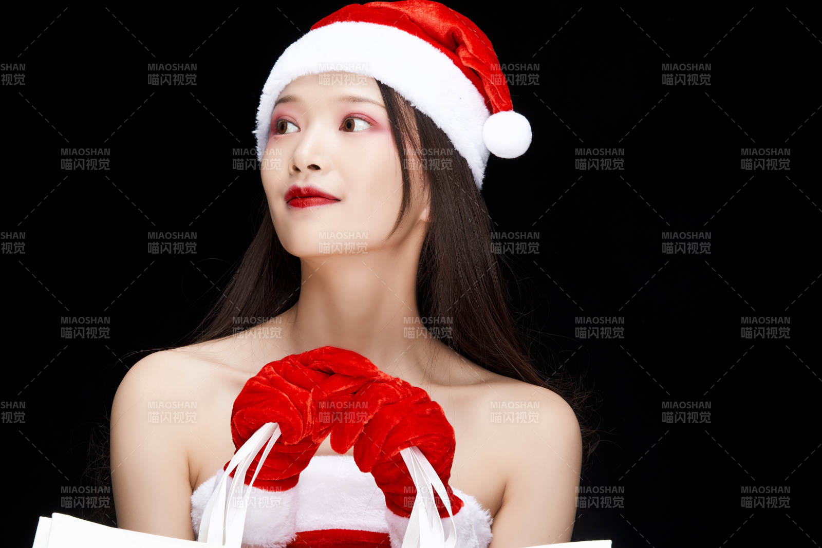 身穿圣诞服饰手提购物袋性感可爱的圣诞女郎图片