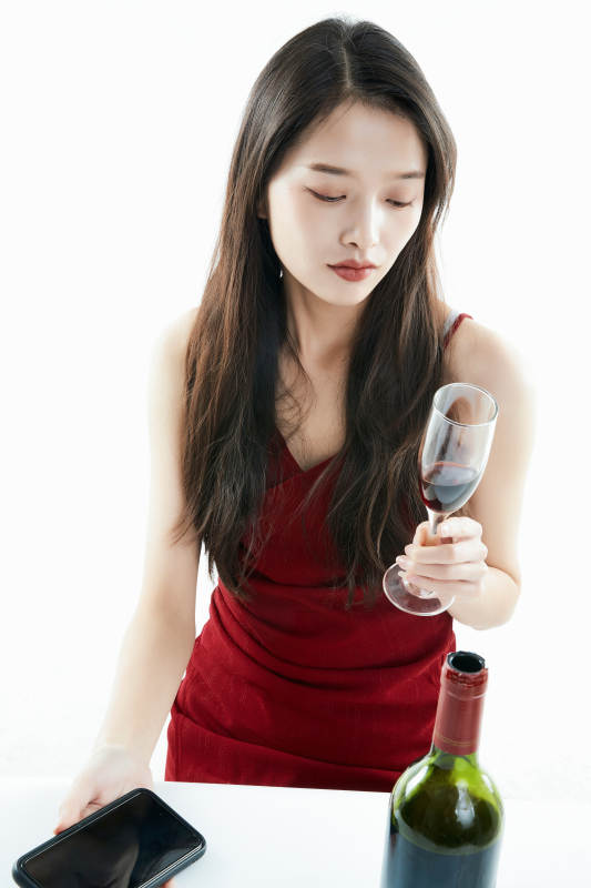 独自品尝红酒的亚洲女性图片