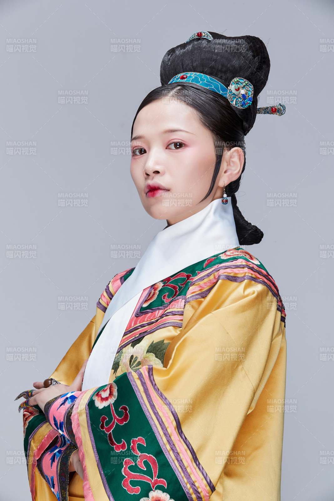 白色背景下的清代女性古装造型清朝古装图片