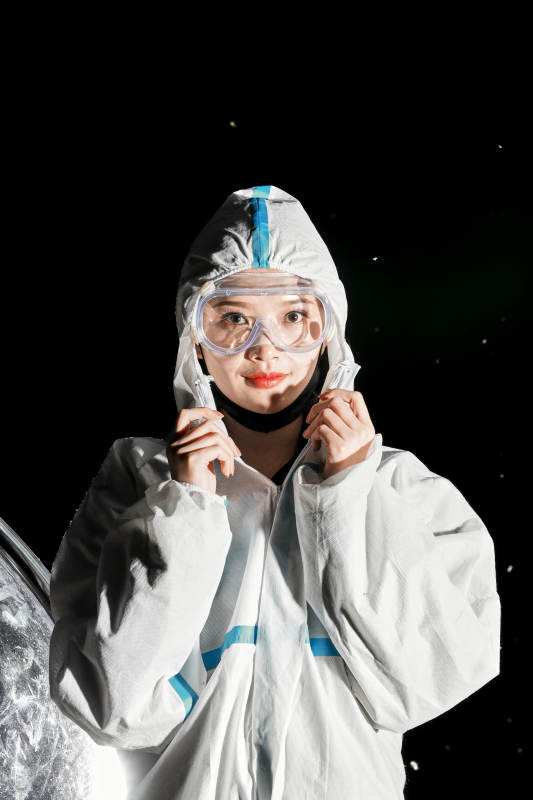 穿白色防护服佩戴护目镜口罩的女性防护人员图片