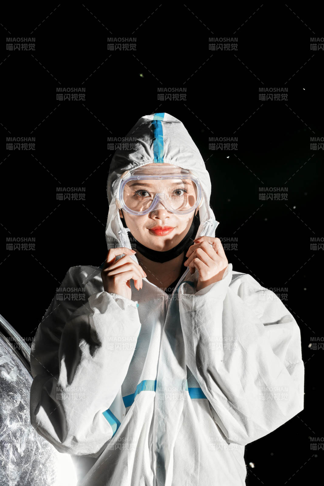 穿白色防护服佩戴护目镜口罩的女性防护人员图片