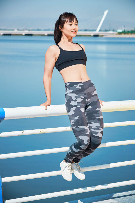 户外河畔公园做拉伸有氧运动的亚洲女性图片