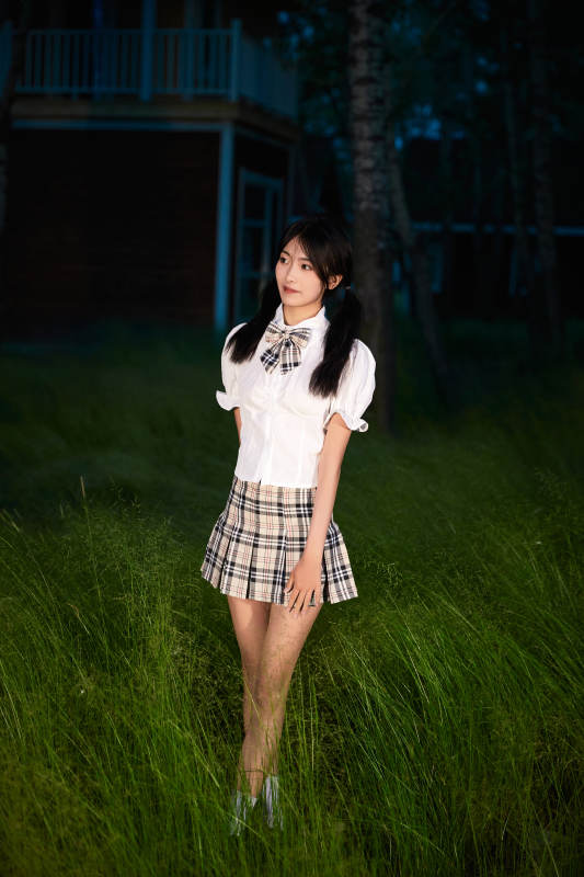 草原湿地公园游玩拍照的亚洲少女图片