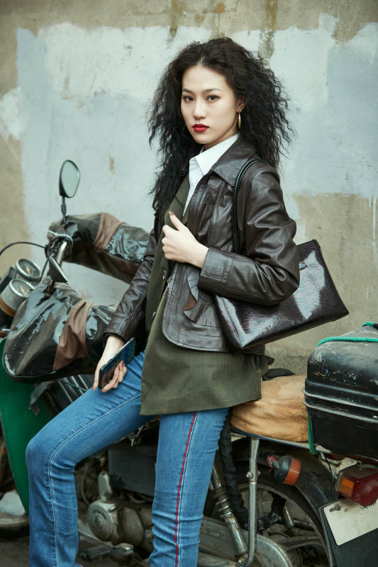 老旧城区里穿着复古港风的美丽清纯少女图片