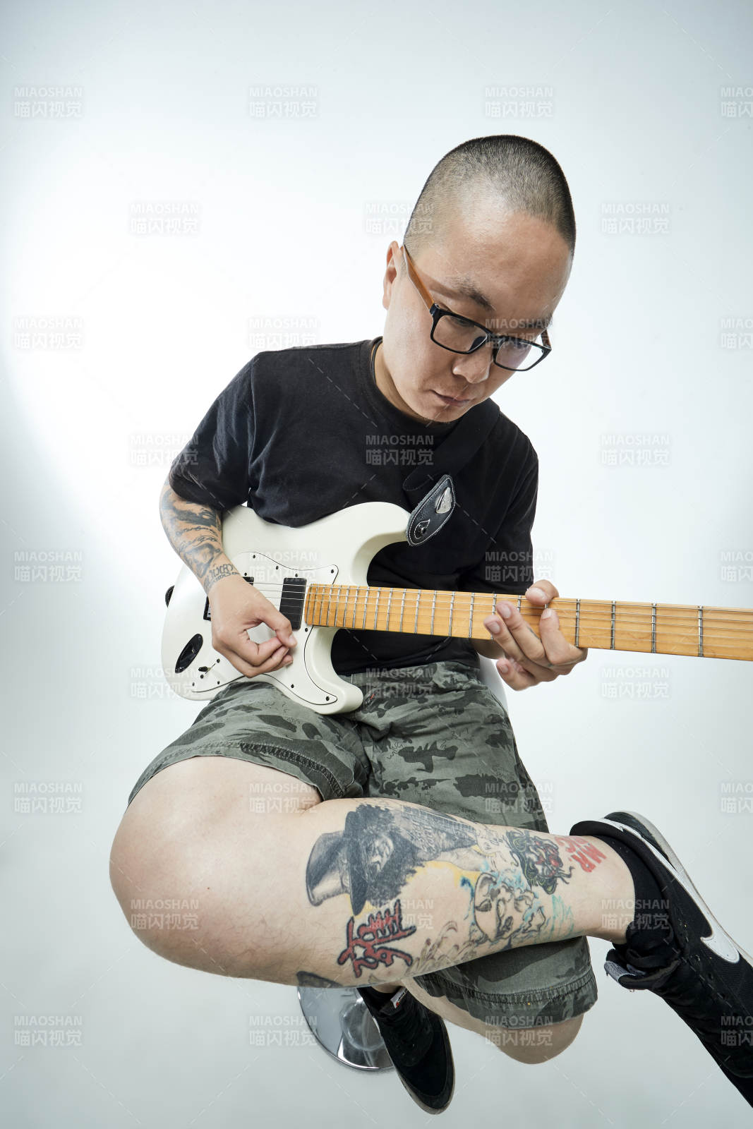 手持电吉他展示演奏的亚洲男性摇滚乐手人像图片