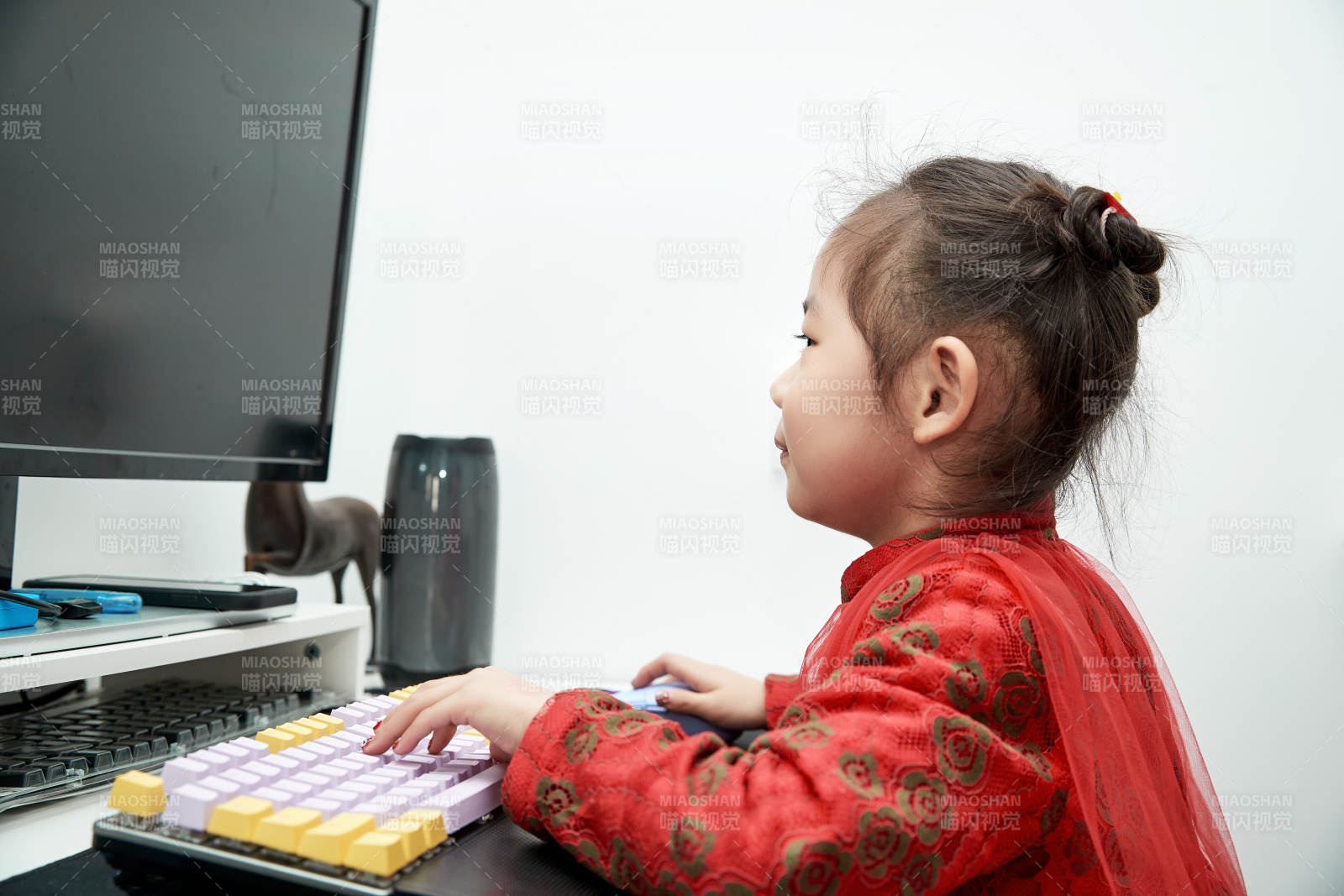 在家玩耍的亚洲小女孩图片