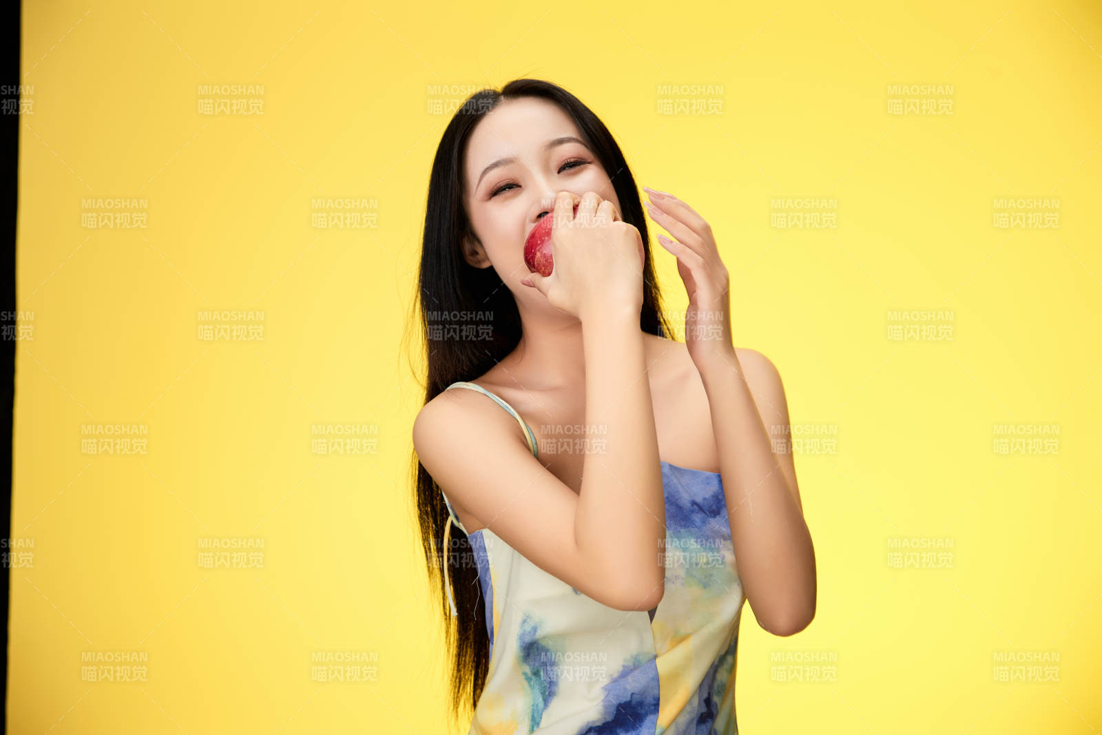 吃水果的亚洲东方长发少女图片