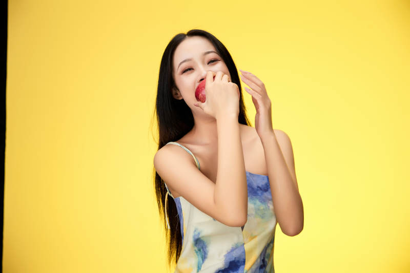 吃水果的亚洲东方长发少女图片