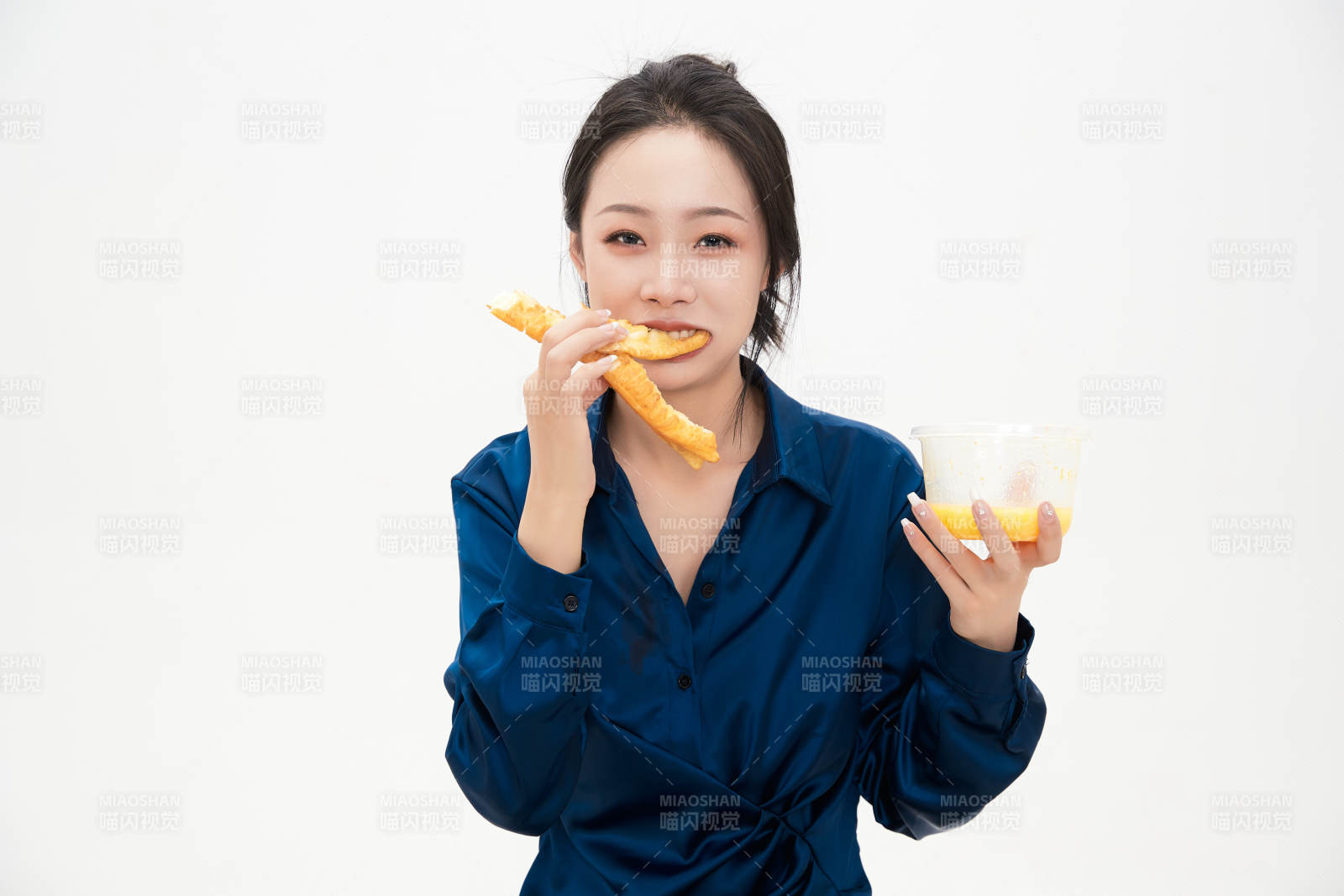 大吃特吃的亚洲可爱少女人像图片