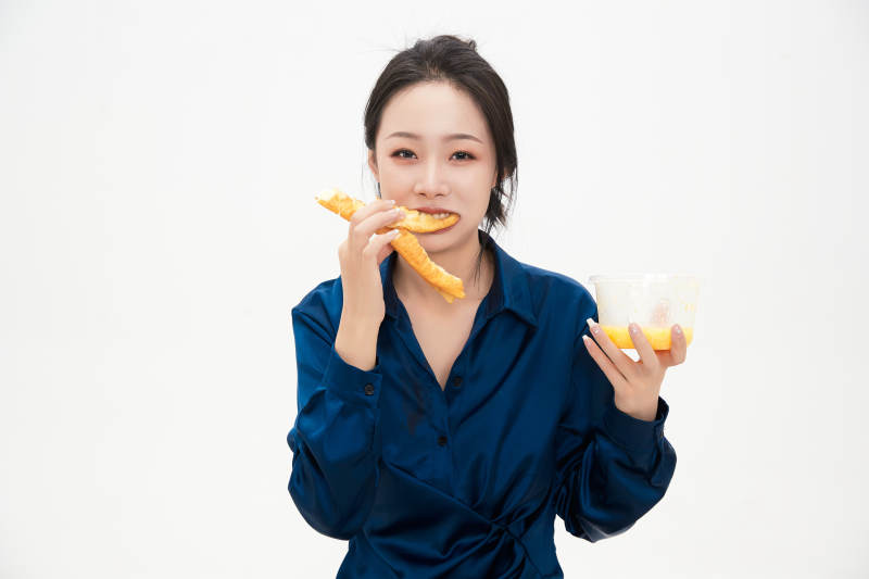 大吃特吃的亚洲可爱少女人像图片