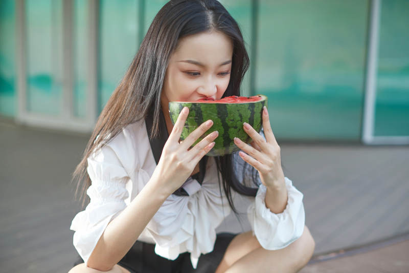 初夏户外公园吃西瓜的可爱少女图片