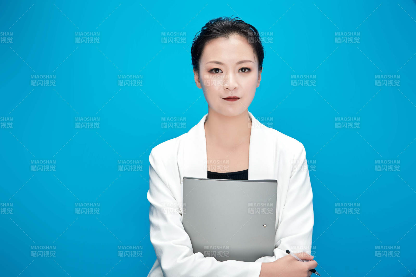 身穿西服拿着手机与文件夹的亚洲商务女士图片