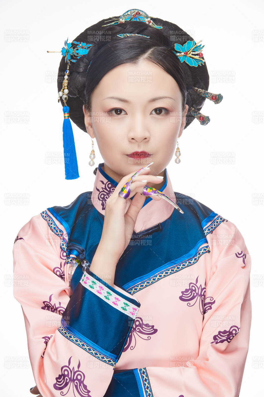 白色背景下的清代女性古装造型清朝古装图片