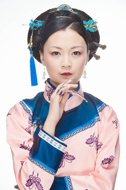 白色背景下的清代女性古装造型清朝古装图片