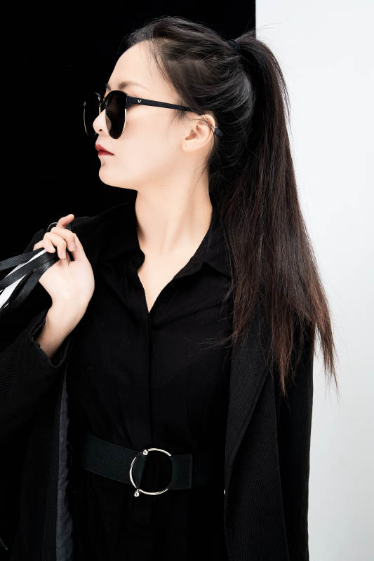 黑白色背景下的手提购物袋的时尚亚洲少女图片